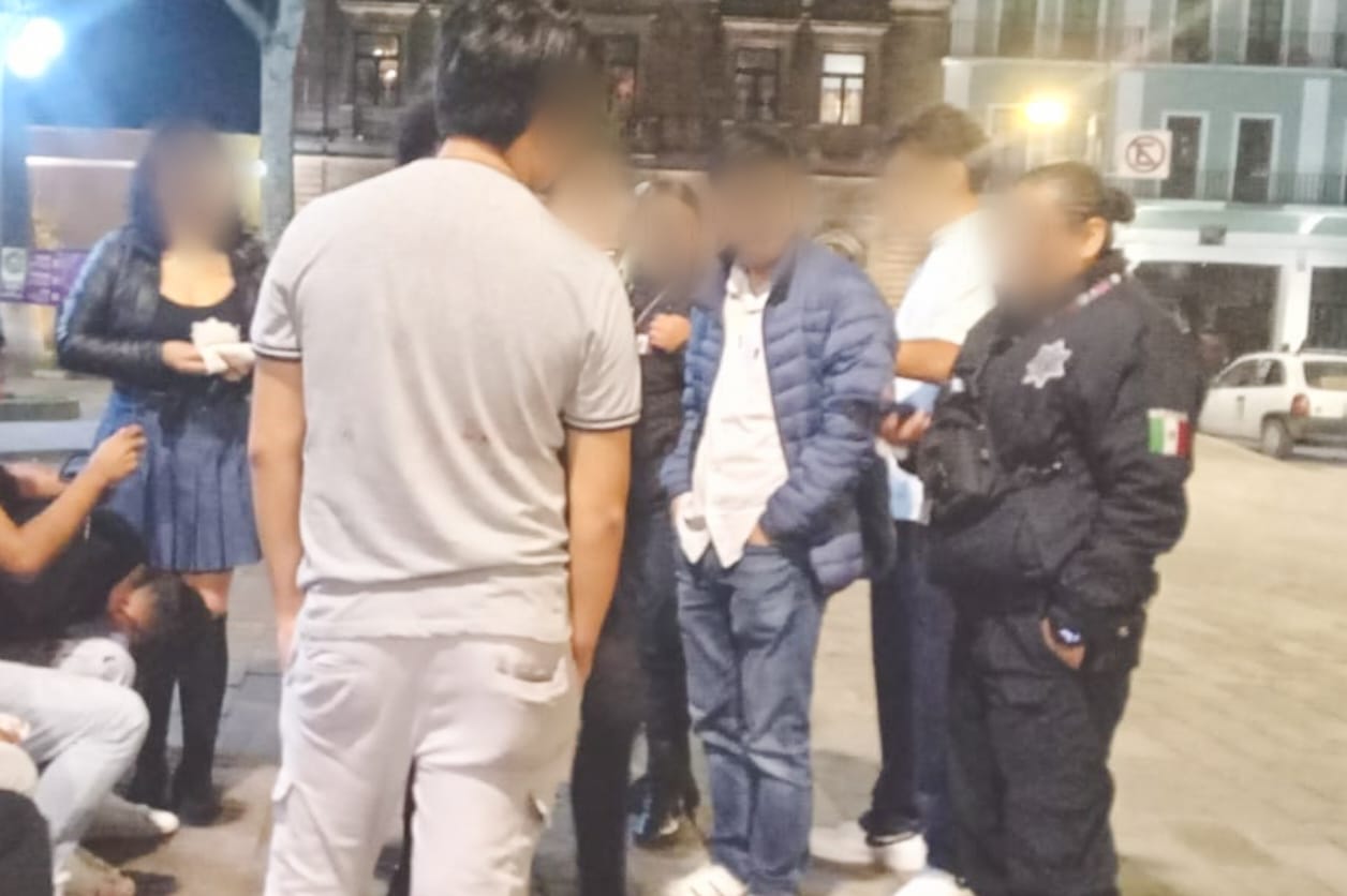 Atienden Policía Capitalina y Cruz Roja a persona agredida en la Plaza de la Constitución